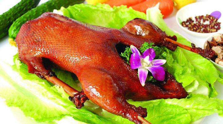 油烫鸭子,是流传已久的邛崃名小吃,因为县人周福元根据传统工艺,匠心