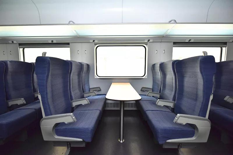 此外"绿巨人"复兴号车厢内还设有多个残障人士专用坐席