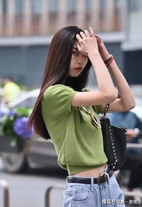 原创心真大!"犀利姐"穿绿色t恤逛街,裤子扎超紧,网友:眼神能杀死人
