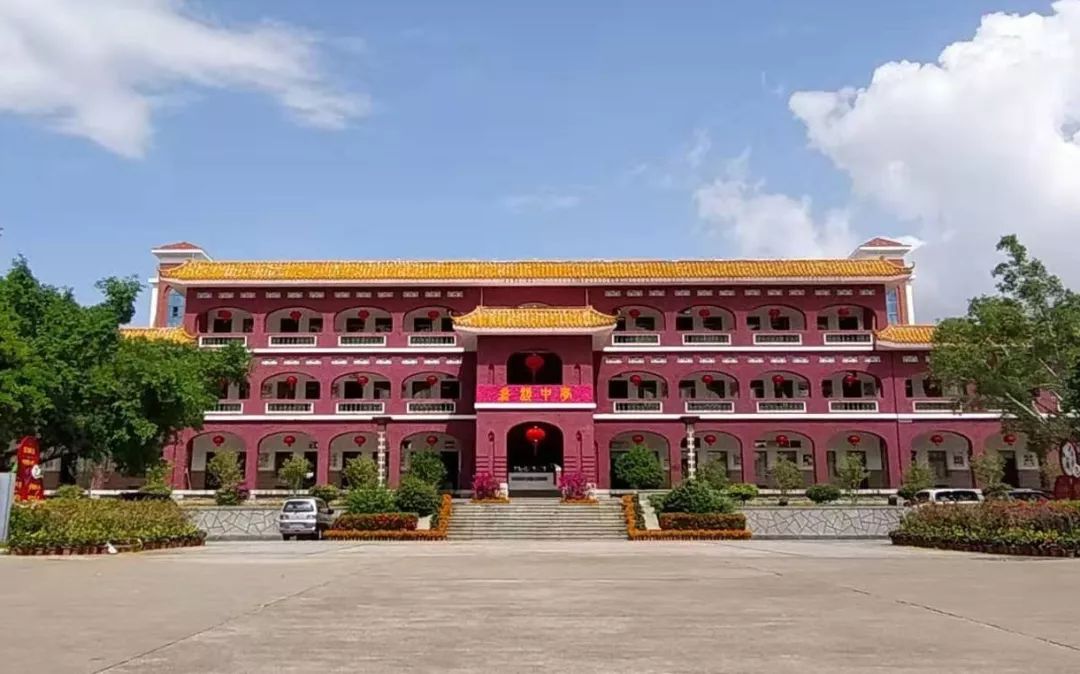 无数老师在此呕心沥血,无数传奇佳话在此诞生,嘉积中学,带着琼海的