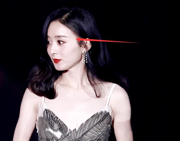 有一种惊艳叫赵丽颖的右眼全程被头发遮住镜头拍到后美上热搜