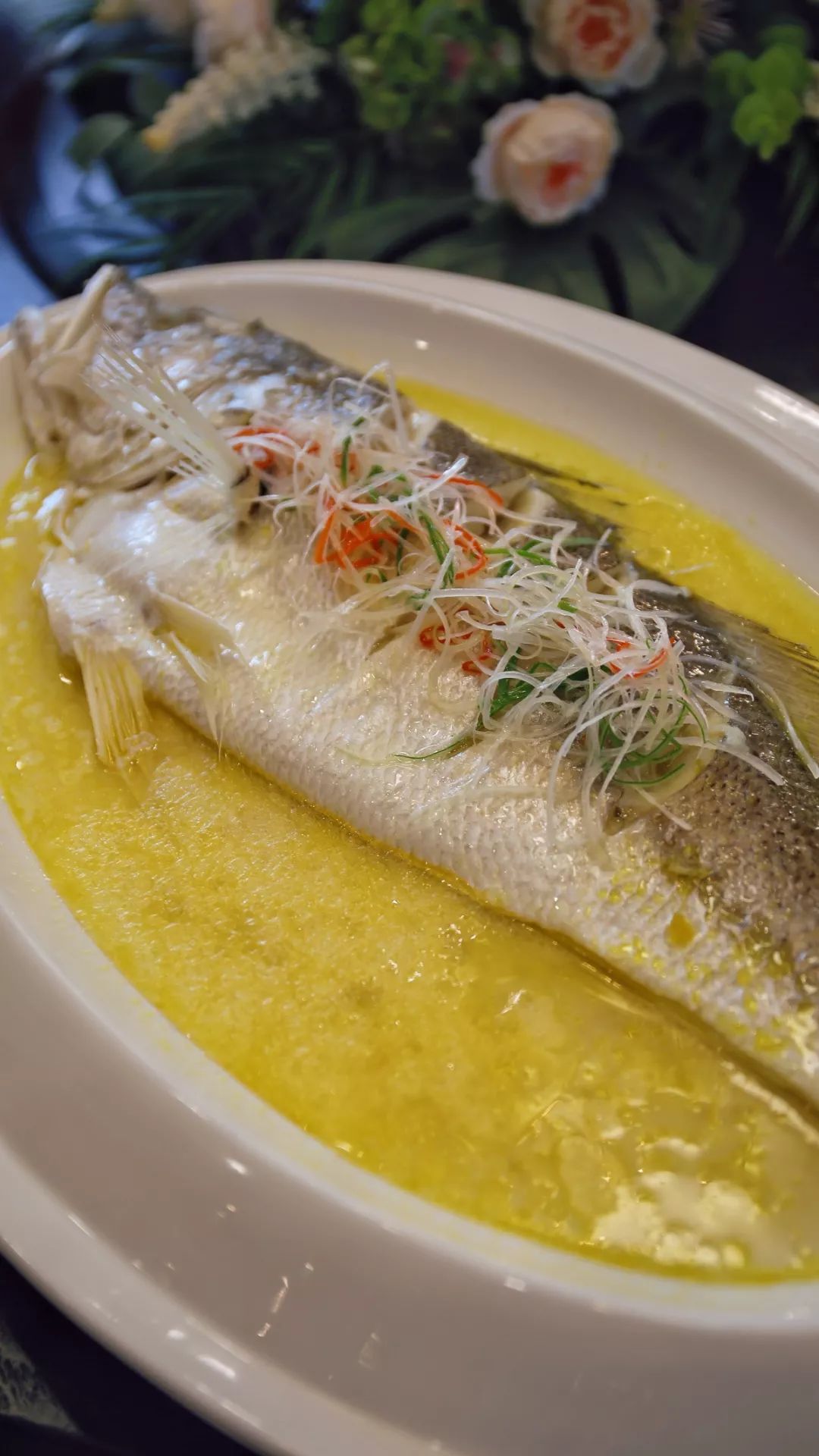 拉菲大黄鱼再吃一口鱼,口感清香,又鲜又嫩.