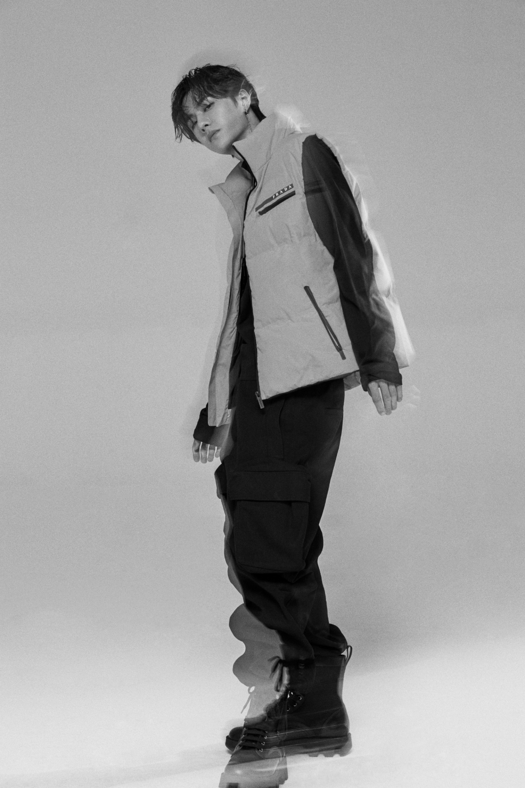 王一博新歌《无感》封面大片曝光 动感光影记录少年态度型格