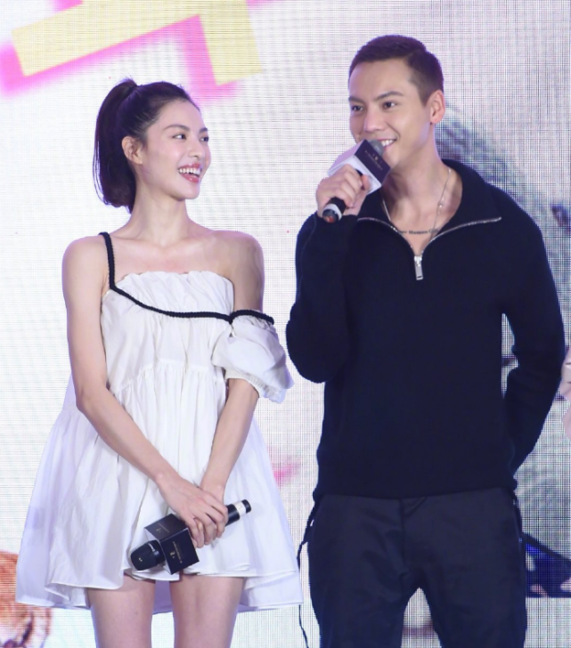 原创钟楚曦"婚纱照"被疯传美,于陈伟霆手牵手,像极了陷入爱情的模样