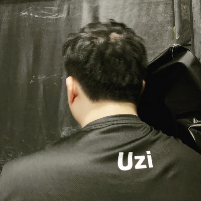 uzi女友晒出uzi背影照看哭网友光环背后的uzi真的老了