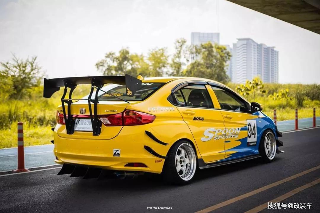 本田粉钟爱的黄蓝配色改装品牌spoon究竟有何魅力