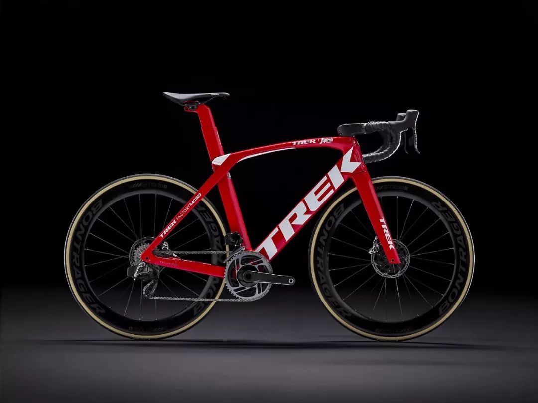 但是转眼间,随着碟刹公路车,全内走线设计,各种避震结构的出现和普及