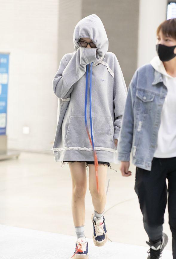 原创杨超越有多不爱穿裤子?上身裹成熊下半身也要秀美腿,太拼了