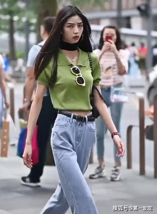 原创心真大!"犀利姐"穿绿色t恤逛街,裤子扎超紧,网友:眼神能杀死人