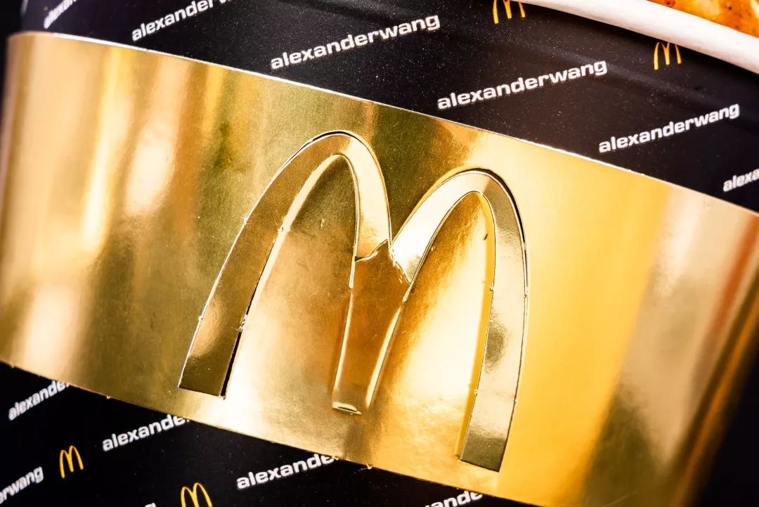 麦当劳承包你新年第一桶"金"!买1送1,仅限12月31日!_黑金