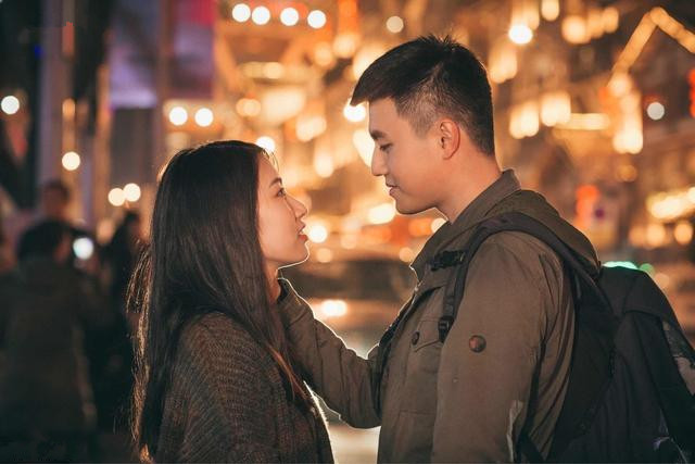 女子加班回家,婆婆不做饭等待,丈夫拥抱妻子暗下决定_雨朵