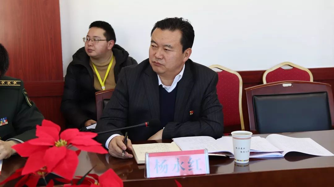 聚焦两会杨永红在参加县人大代会讨论组讨论时表示政府工作报告做到九