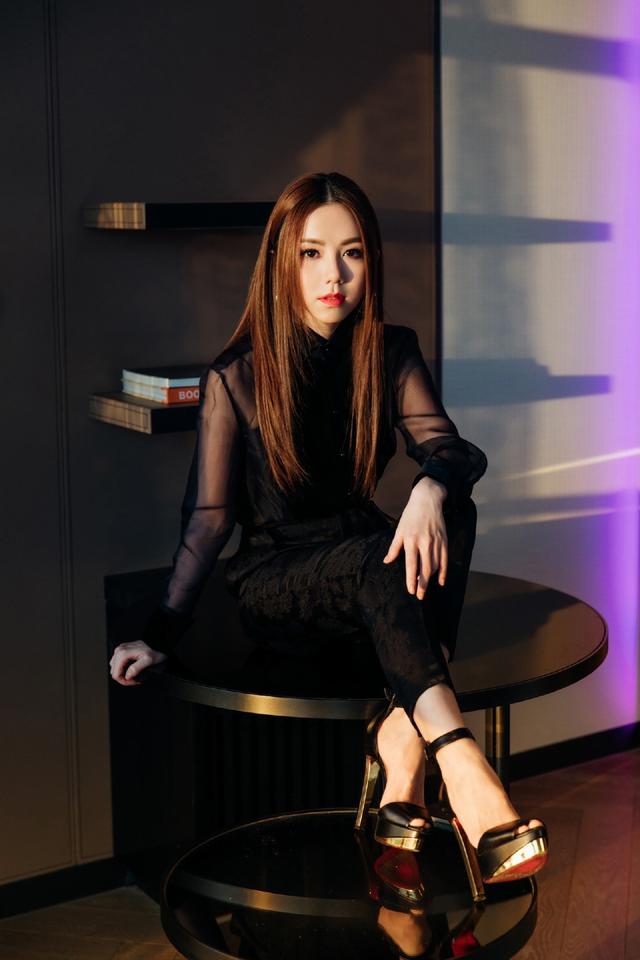 邓紫棋瘦下来后更会穿了,条纹套装短裙配黑色短靴,尽显摩登帅气