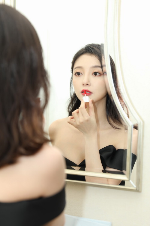 汪小敏走红毯挑战高衩裙秀美腿 和网红破壁合唱引热议