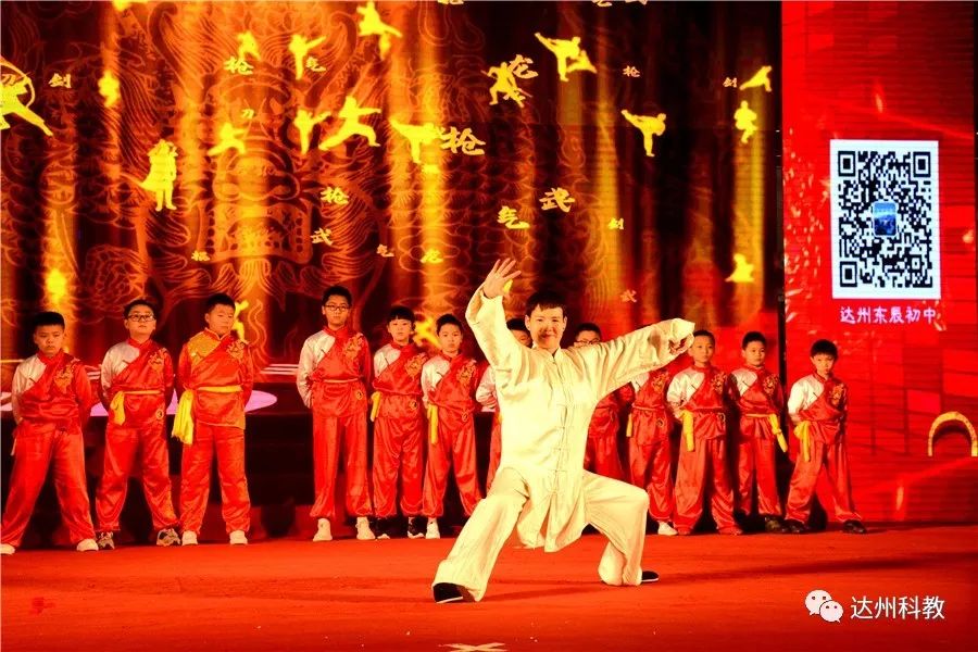 《少年中国说》桌舞图片