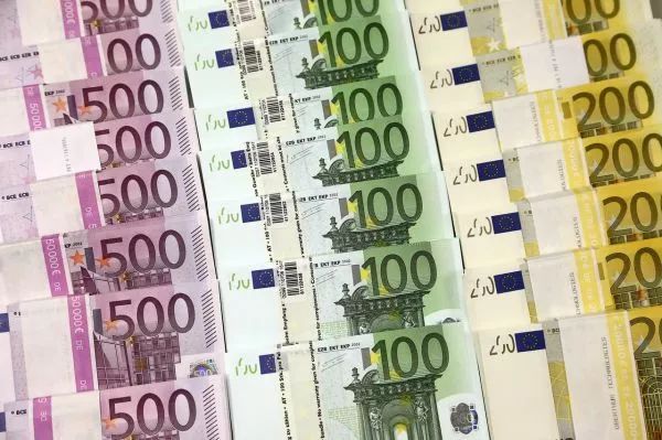 德媒：德国男子在跳蚤市场买时钟里面竟暗藏两万多欧元
