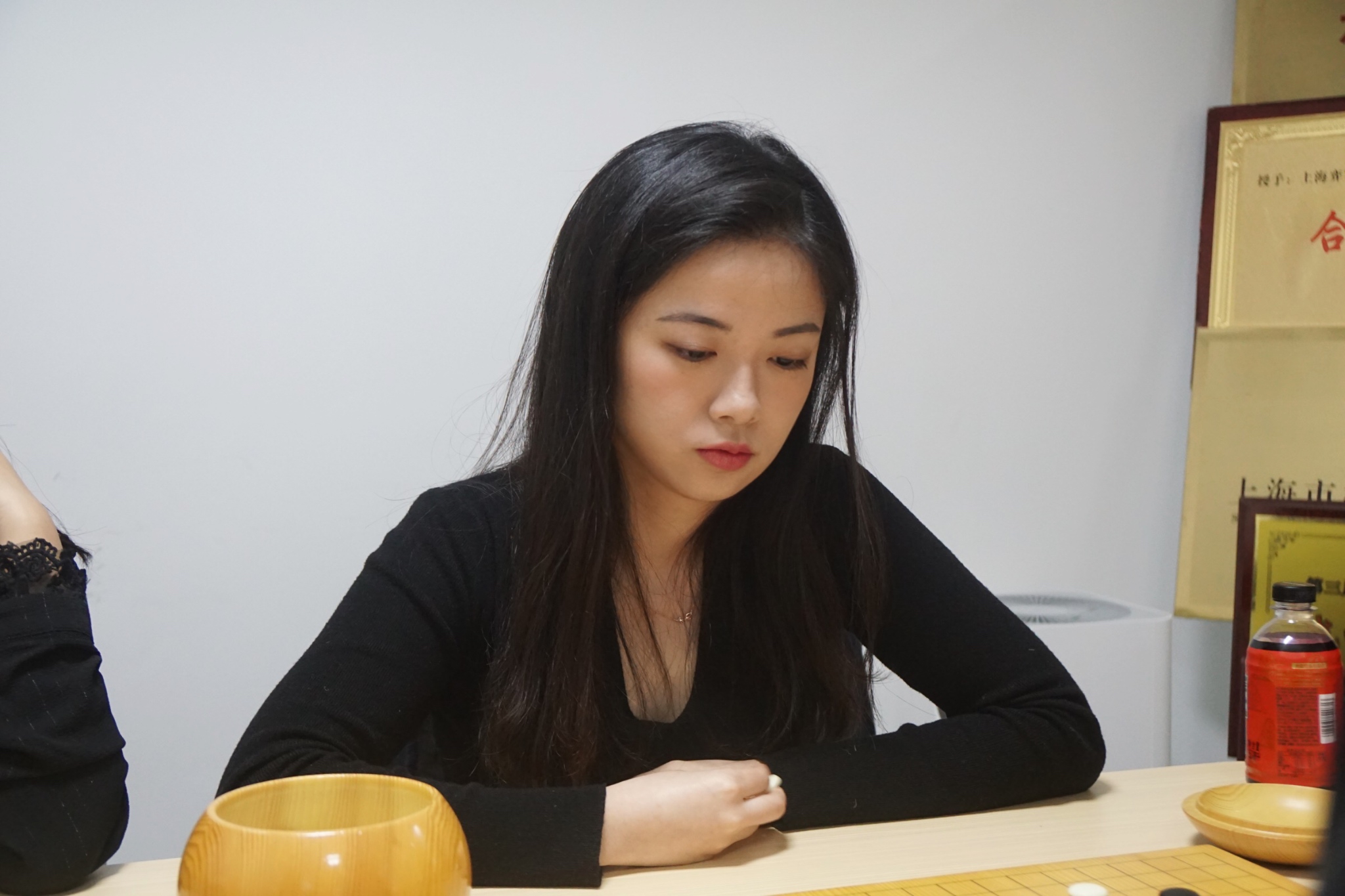 原创成都围棋名宿罗义携众美女弟子造访弈客