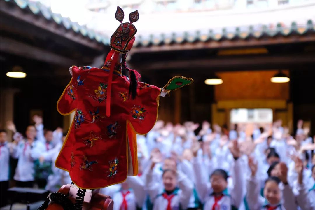 科技"的激情碰撞,掌中木偶机器人和晋江市掌中木偶戏剧团的演员们共舞