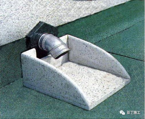 屋面石材护栏分格均匀,收口整齐美观.