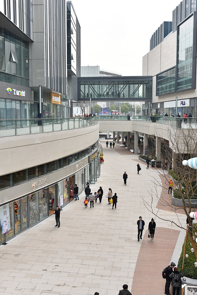 宁波新开业的宝龙广场就在地铁三号线钱湖北路站