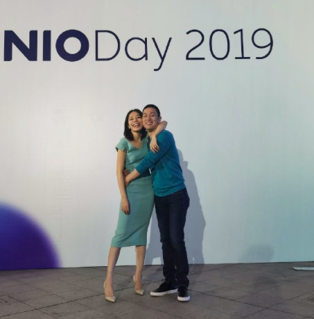 李斌的妻子:蹲地给丈夫挽裤脚,演讲前一个摸头动作爱意满满_王屹芝