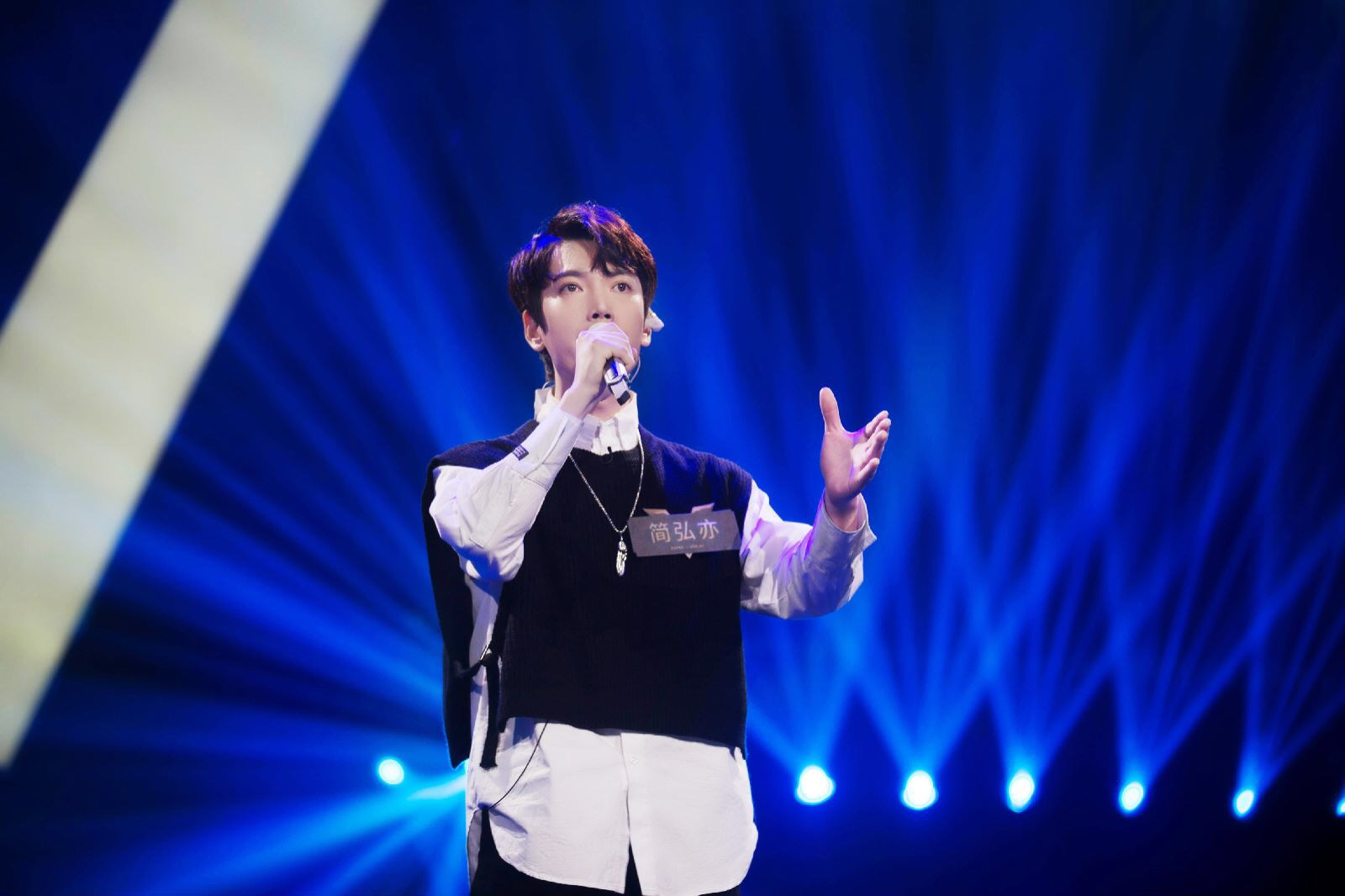 《声入人心》成员简弘亦结婚 晒结婚证公布喜讯