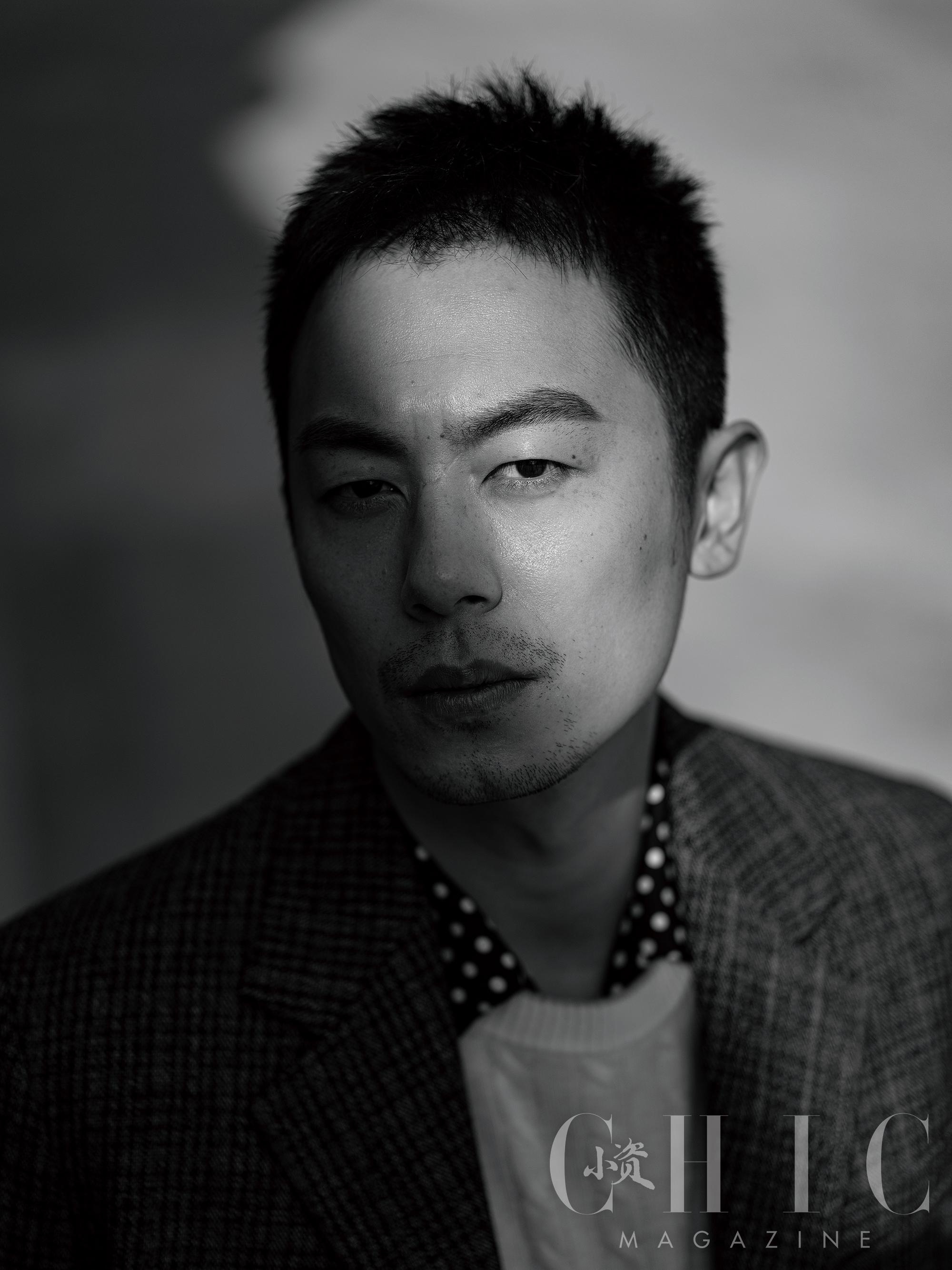 朱亚文登时尚杂志封面黑白明暗之间演绎冬季文艺格调