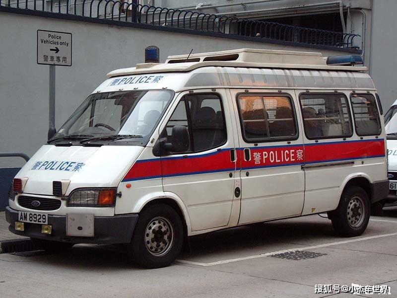 头方脑的冲锋车是上世纪八九十年代香港警队的冲锋车用车,名叫奔驰tn