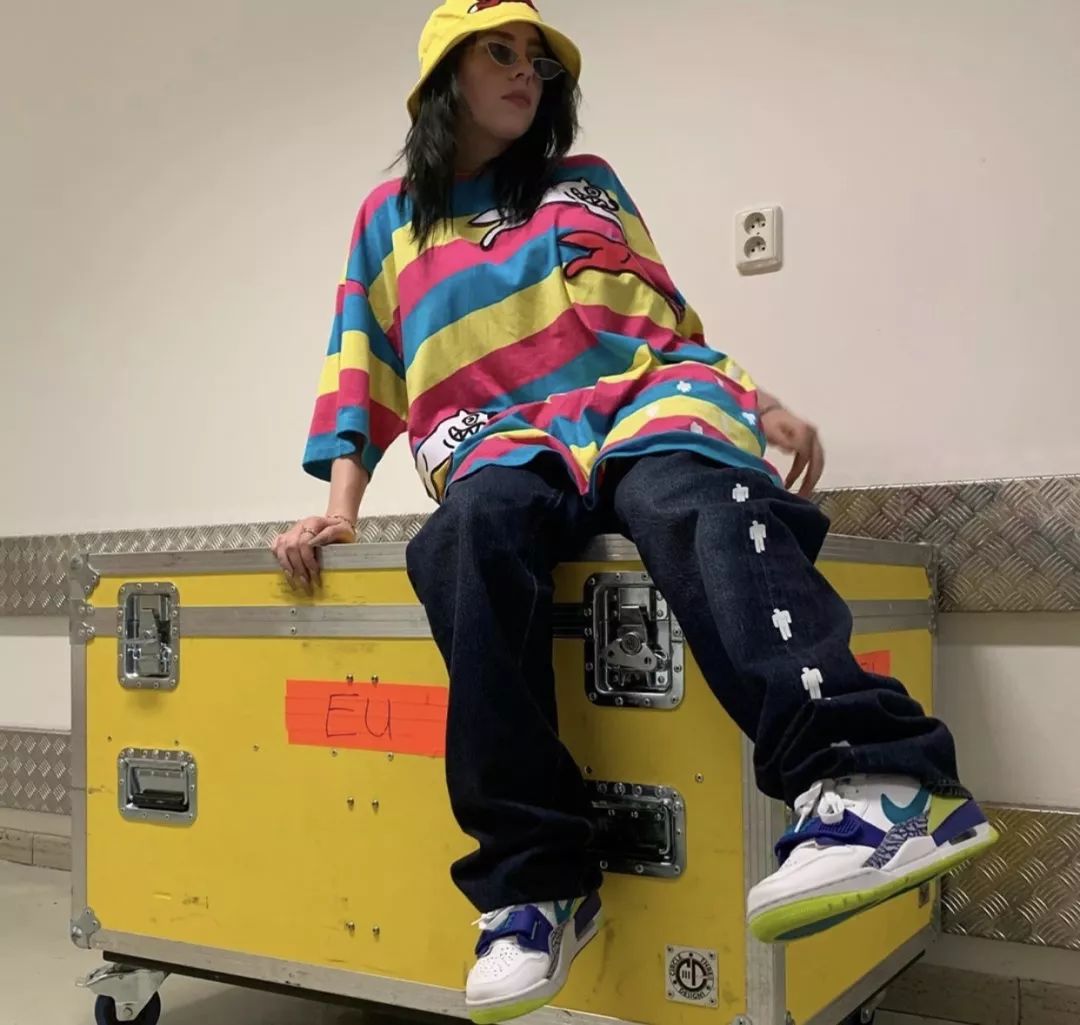 billieeilish18岁那年我在itunes榜首翻白眼儿