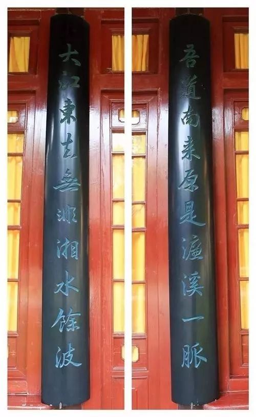 确实,这副对联今天就悬挂在岳麓书院的文庙庑廊.