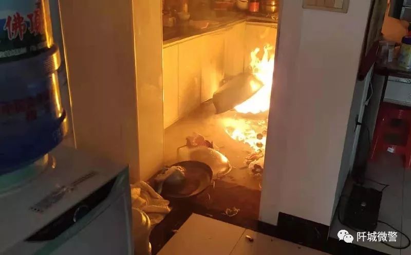 石阡:市民厨房起火 特警赶到扑救