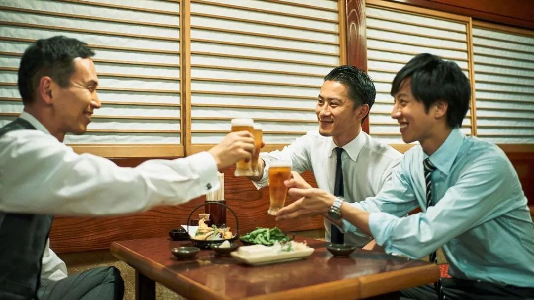 以前我们有写过"日本人下班不回家"的文章,在日本职场文化里,下班后