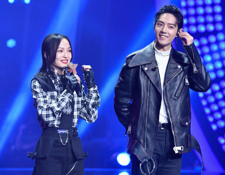 原创《我们的歌》晒照,肖战远离张韶涵坐姿乖巧,露出的腿毛是亮点