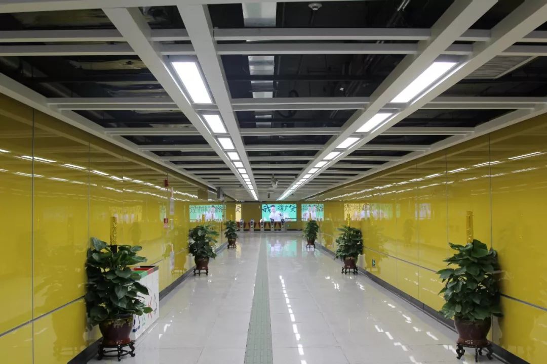 车站外根据地铁公司要求平整地面,设立导向等安全指示标志.