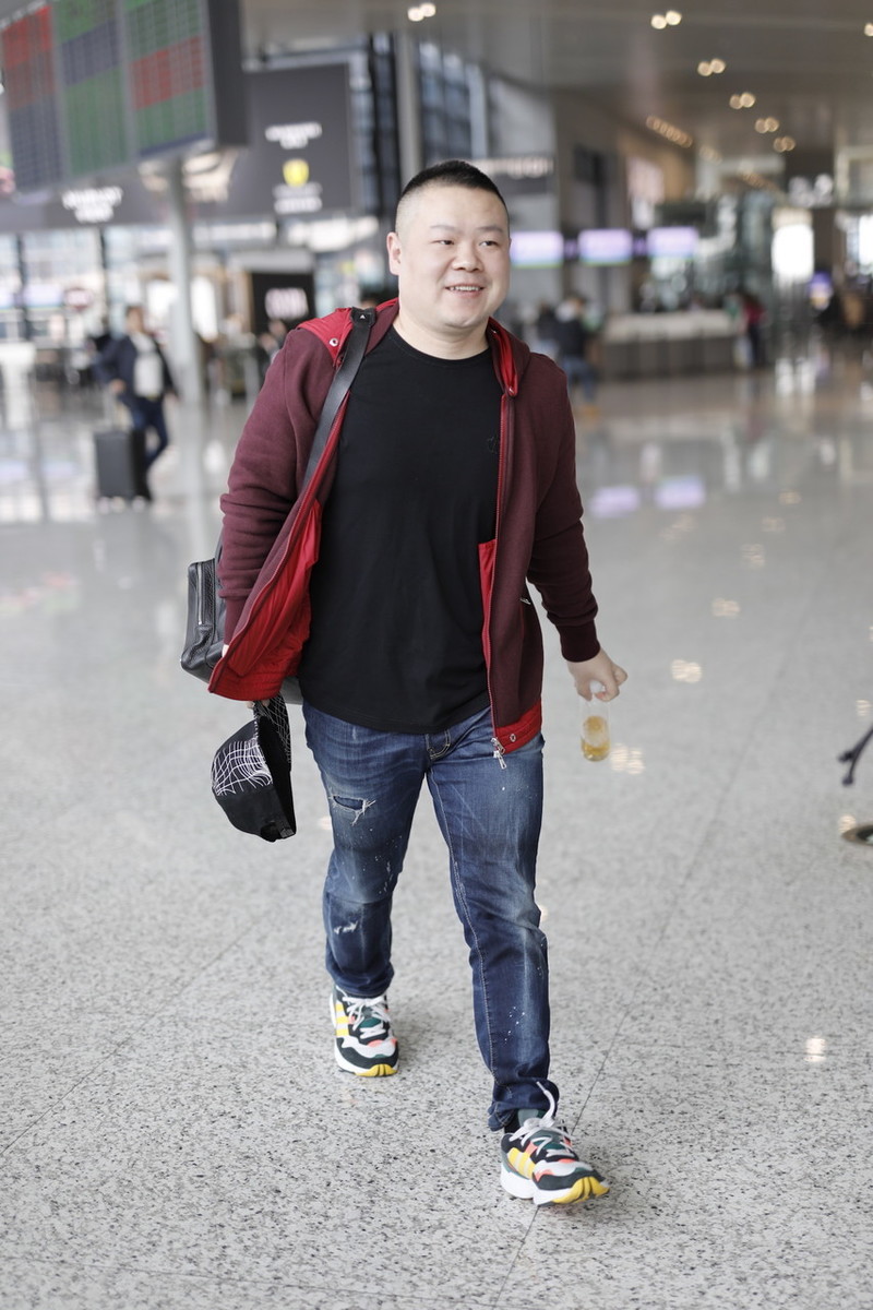 "德云一哥"走机场,黑色造型时尚大方,全身都瘦唯独脸一点没变_岳云鹏