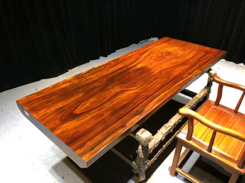 奥坎大板其实在这些实木大板之中,奥坎木制作而成的大板桌一直被称为