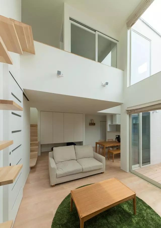 90平小复式装修卧室地台打了半米高上面睡猫下面睡人