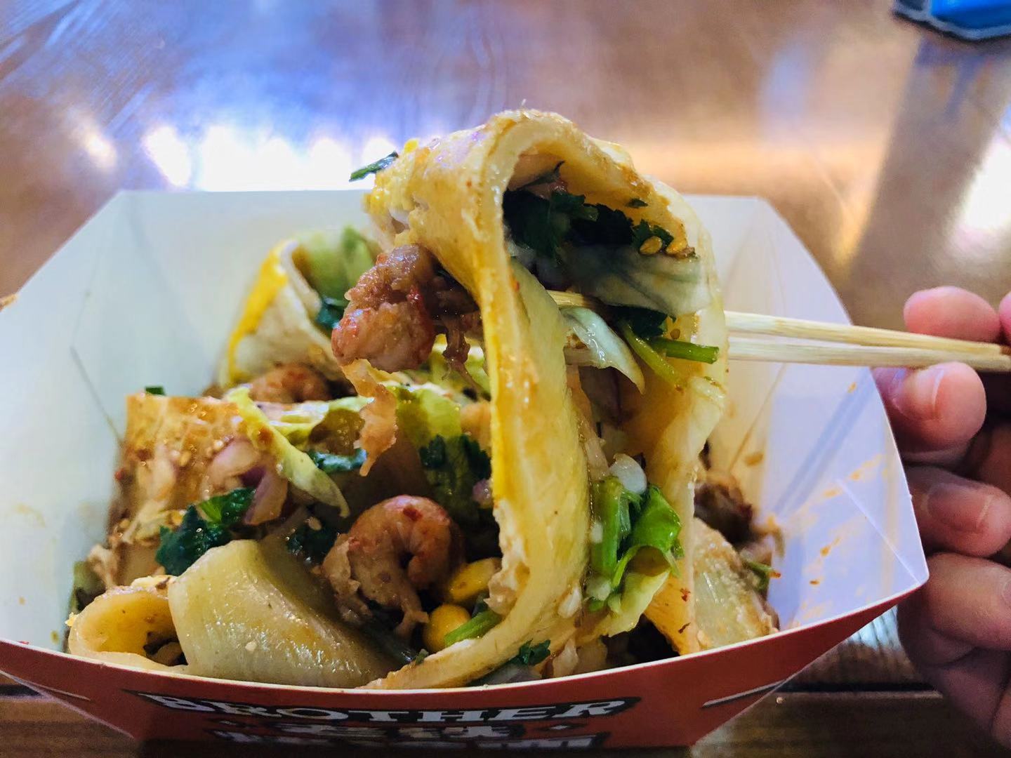 北京食宝街里的网红美食,小龙虾烤冷面36元一份,到底值不值?