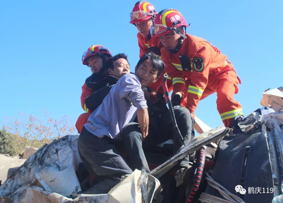 鹤庆消防成功营救车祸被困人员