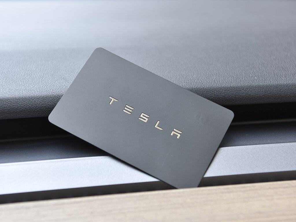 美国一男子将特斯拉钥匙芯片植入手背!