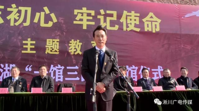钟祥市市长郭志泉宣布开馆,郭志泉,冀建成等一起为移民纪念馆揭幕.