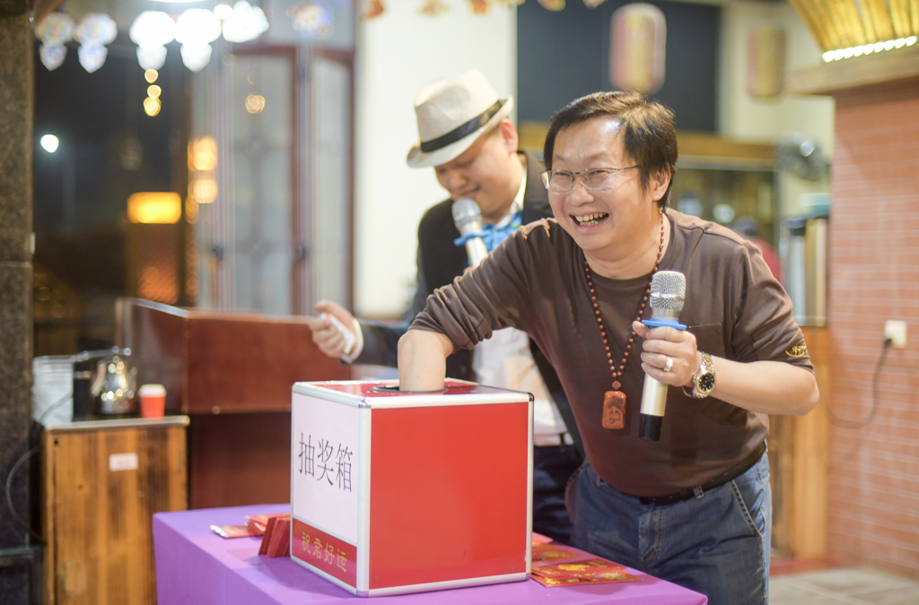 在晚宴现场,为了活跃气氛,会长王树赞助10000元用来抽奖,分为一等奖1