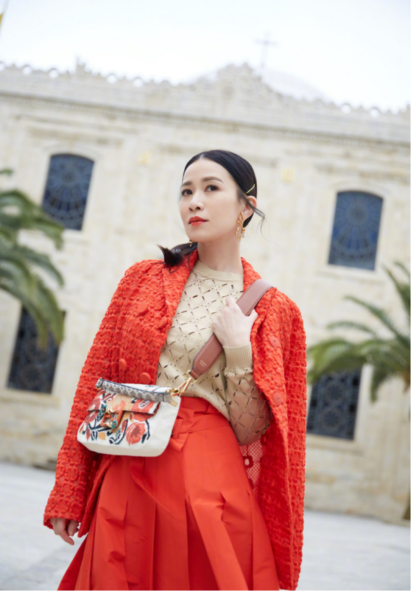 原创佘诗曼越来越会穿,锁骨卷发搭配白色连衣裙气质全开,优雅大气