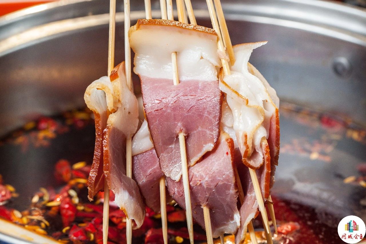 之前只能在美食节目中看到四川的特色美食腊肉现在在马路边边也可以品