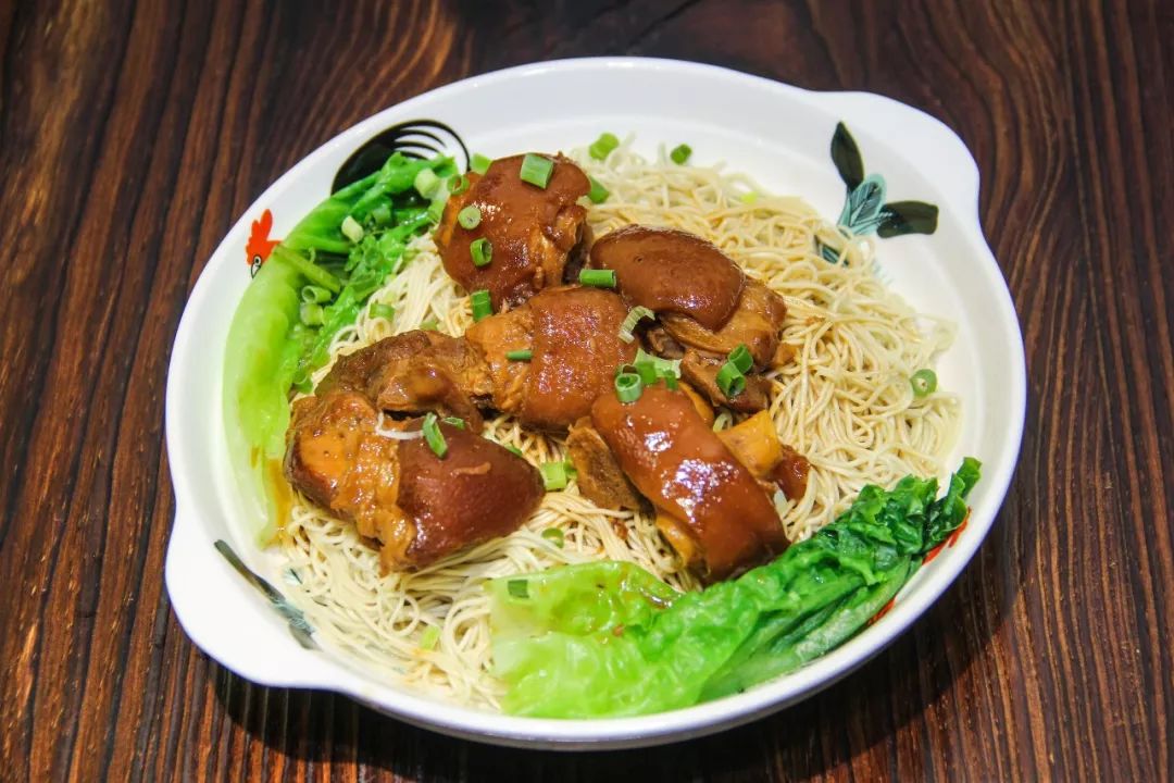 焖至软糯入味的猪手散发诱人的香气