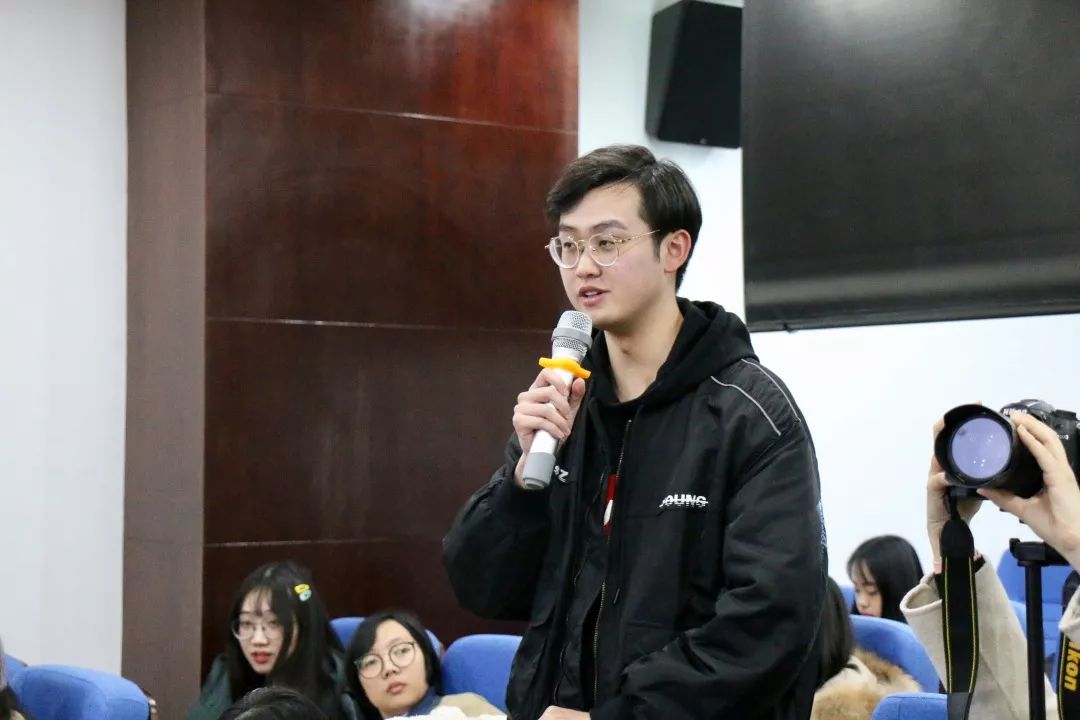 讲座现场此外,邱林副教授举例指出,日本是"紧文化"社会,社会规范较强