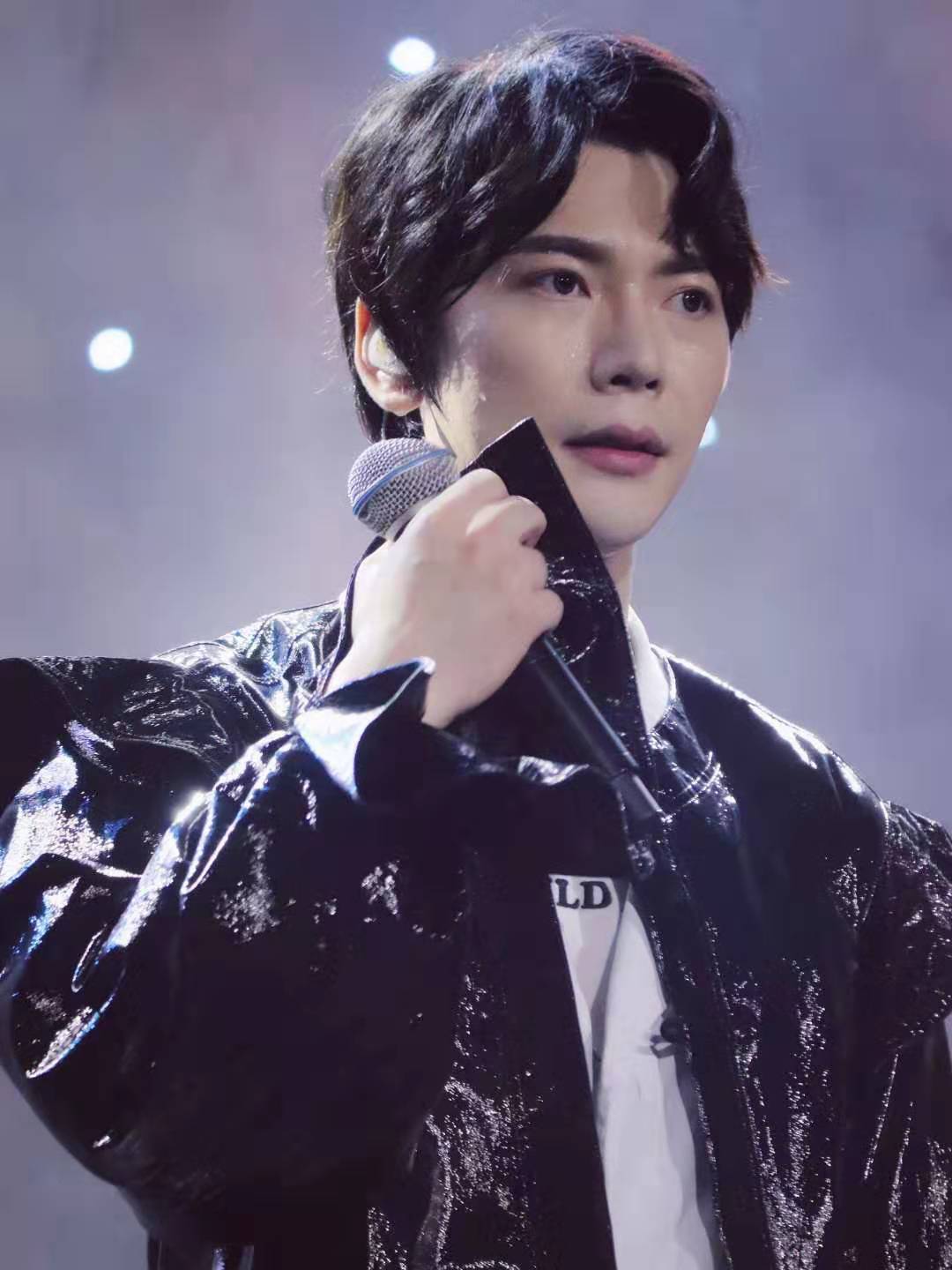 《声入人心》型男简弘亦喜传婚讯,手持结婚证为爱出发