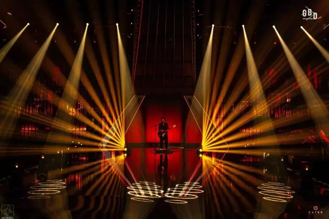 【国际文创灯光研究院】omg!现在的走秀舞台都这样玩.