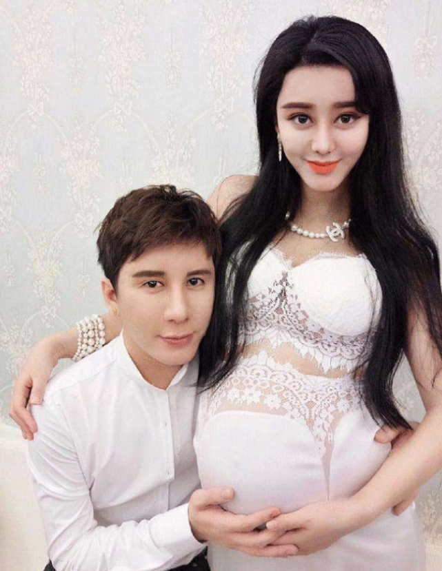 看到她儿子的模样也能看出何承熹与她老公没有整容之前的模样.