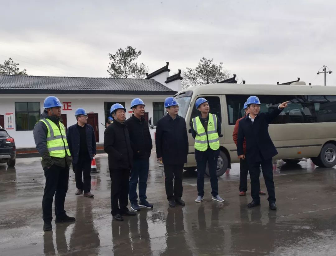 吴云飞一行实地查看三镇部分"四好农村路"项目施工情况,了解工程进度